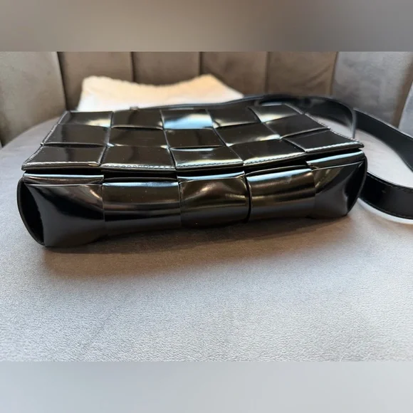 BOTTEGA VENETA Spazzolato Intrecciato Maxi Cassette Crossbody Bag Black woven - Picture 8 of 17